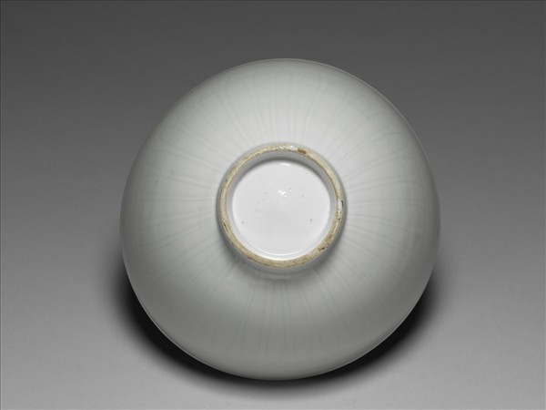 甜白釉四季花卉紋蓮子碗