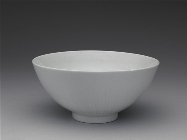 甜白釉四季花卉紋蓮子碗