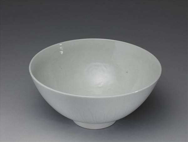 甜白釉四季花卉紋蓮子碗