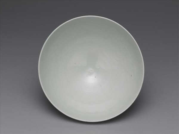 甜白釉四季花卉紋蓮子碗