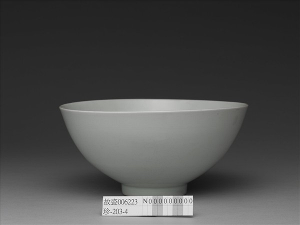 甜白釉四季花卉紋蓮子碗