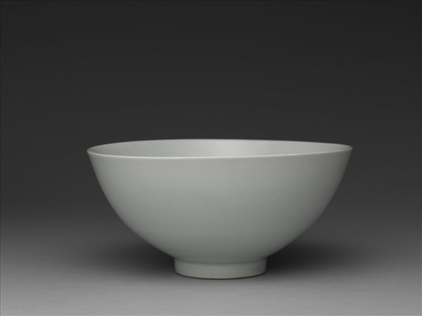 甜白釉四季花卉紋蓮子碗