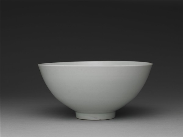 甜白釉四季花卉紋蓮子碗