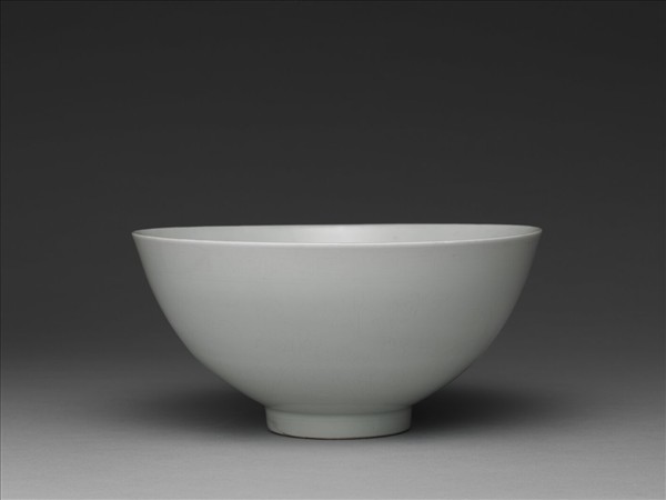 甜白釉四季花卉紋蓮子碗