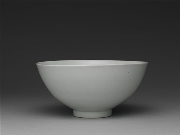 甜白釉四季花卉紋蓮子碗