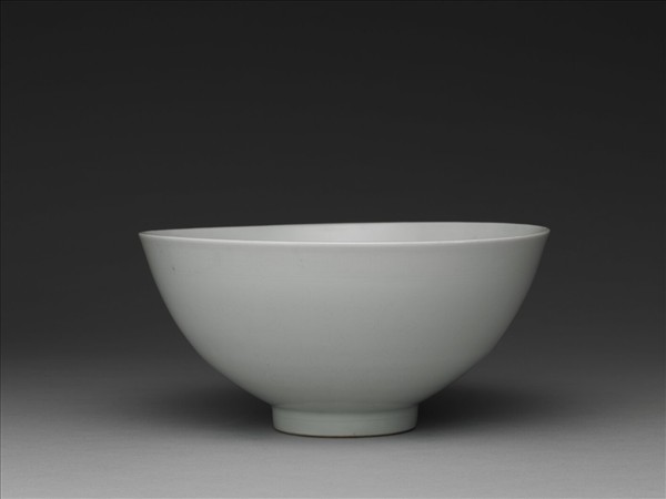 甜白釉四季花卉紋蓮子碗