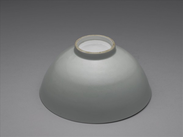 甜白釉四季花卉紋蓮子碗