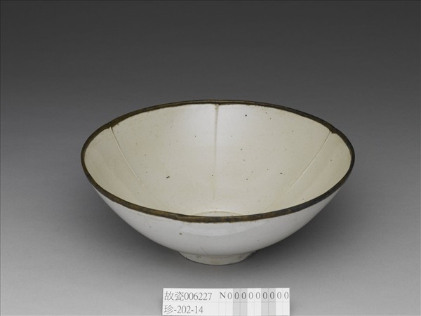 定窯 白瓷劃花蓮花紋碗