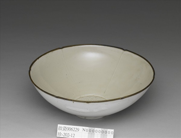 白瓷劃花蓮紋葵口碗