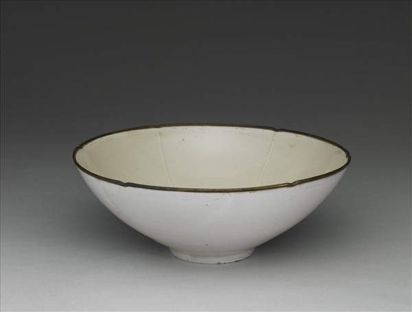 白瓷劃花蓮紋葵口碗