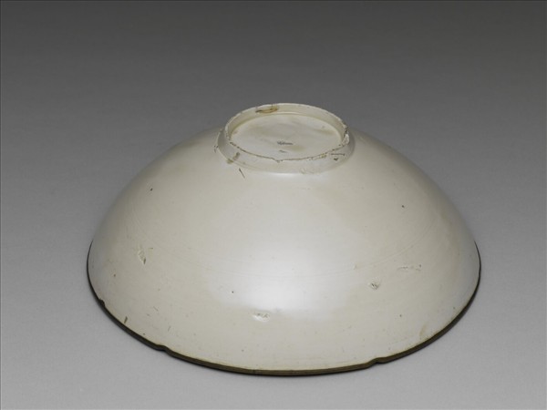 白瓷劃花蓮紋葵口碗