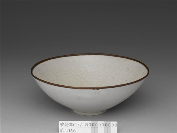 定窯 白瓷印花蓮塘鴛鴦紋碗