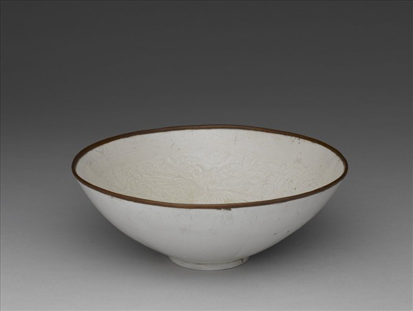 定窯 白瓷印花蓮塘鴛鴦紋碗