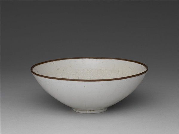 定窯 白瓷印花蓮塘鴛鴦紋碗