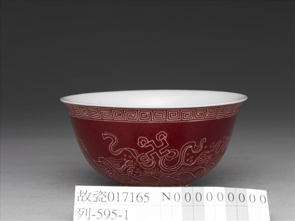 琺瑯彩紅地剔花江山萬代茶碗