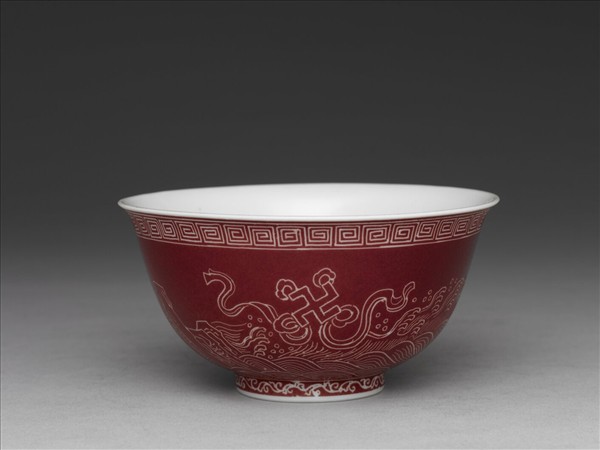 琺瑯彩紅地剔花江山萬代茶碗
