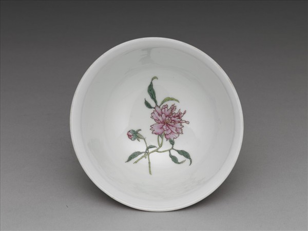 琺瑯彩紅地剔花江山萬代茶碗