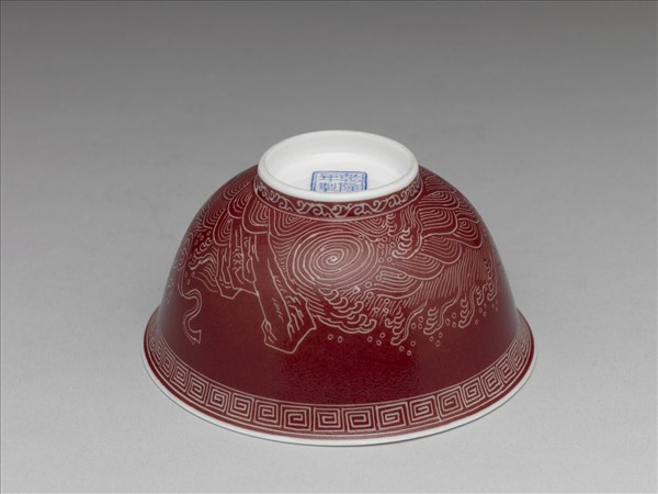 琺瑯彩紅地剔花江山萬代茶碗