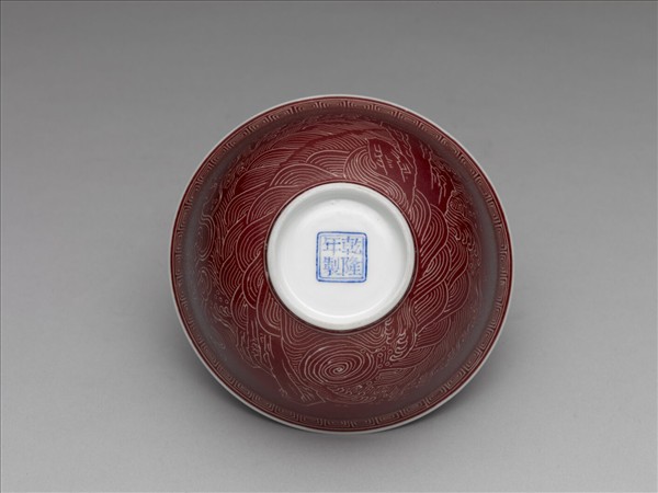 琺瑯彩紅地剔花江山萬代茶碗