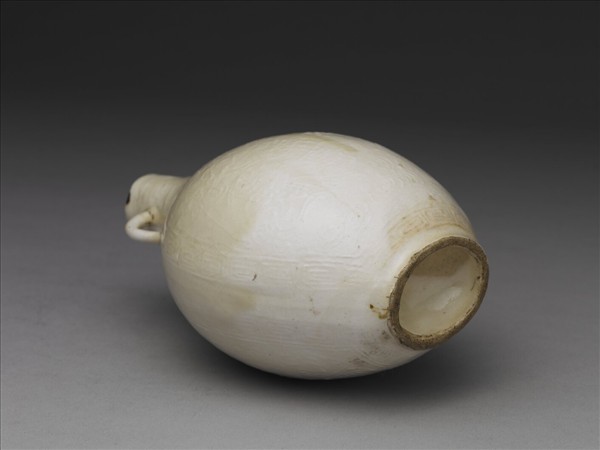 白瓷印花鳳紋雙耳扁壺