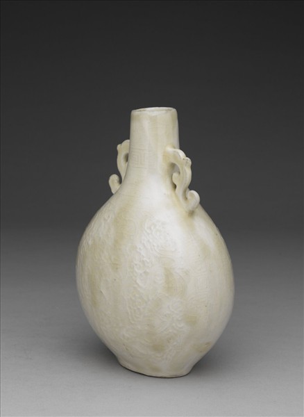 白瓷印花雲蝠紋雙耳扁瓶