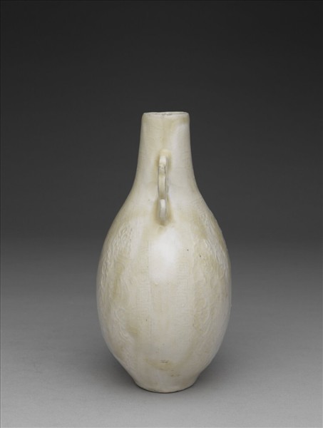 白瓷印花雲蝠紋雙耳扁瓶