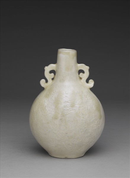 白瓷印花雲蝠紋雙耳扁瓶