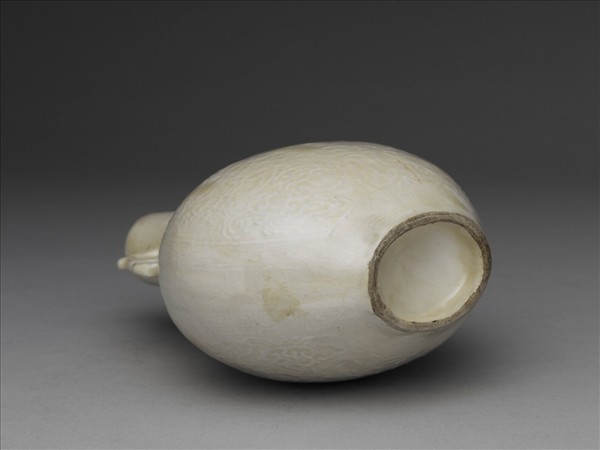 白瓷印花雲蝠紋雙耳扁瓶