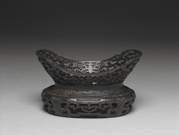 白瓷印花雲蝠紋雙耳扁瓶