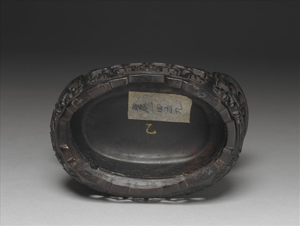 白瓷印花雲蝠紋雙耳扁瓶