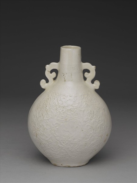 白瓷印花雲蝠紋雙耳扁瓶