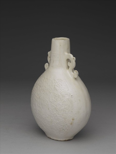 白瓷印花雲蝠紋雙耳扁瓶