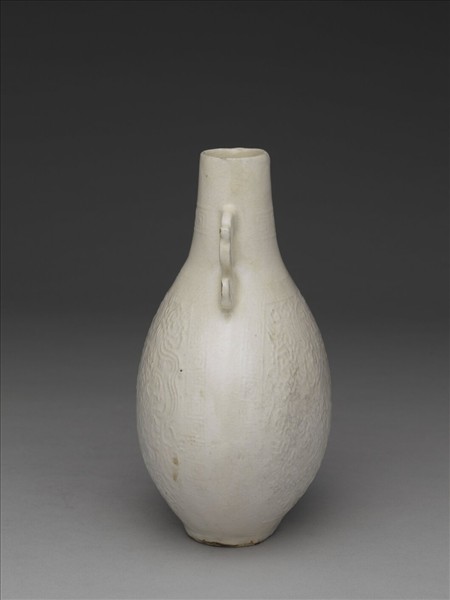 白瓷印花雲蝠紋雙耳扁瓶