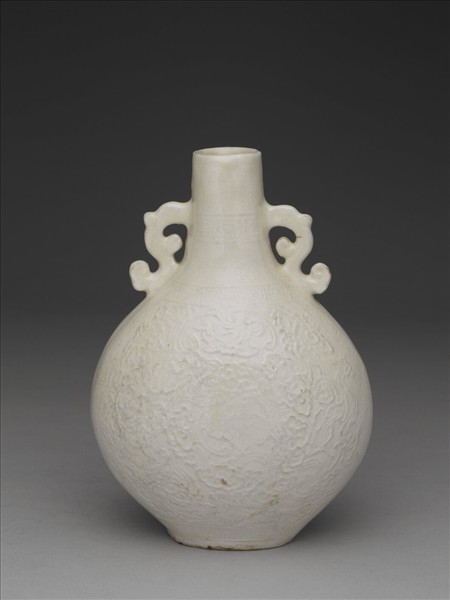 白瓷印花雲蝠紋雙耳扁瓶