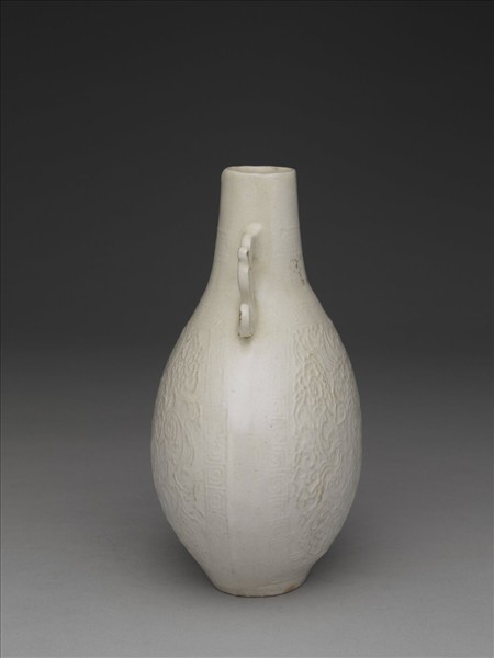 白瓷印花雲蝠紋雙耳扁瓶