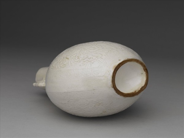 白瓷印花雲蝠紋雙耳扁瓶