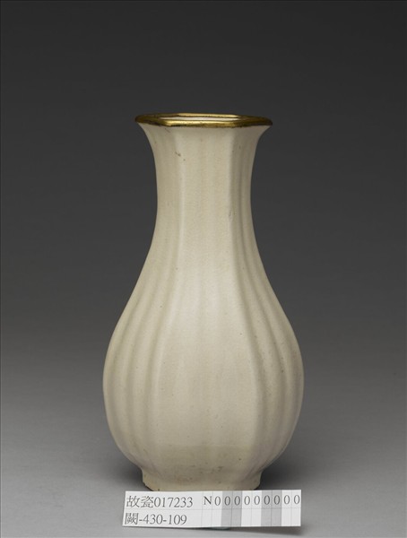 白瓷六方稜紋瓶