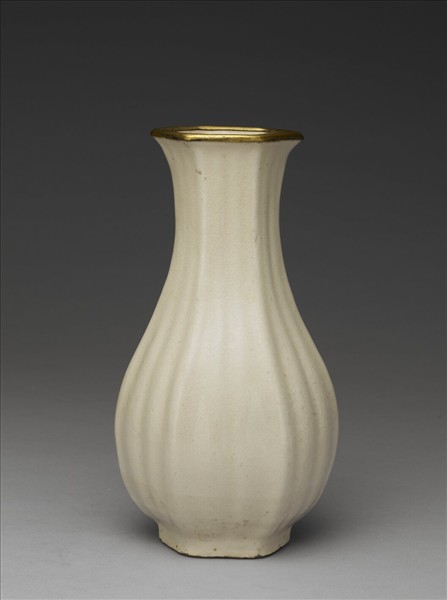 白瓷六方稜紋瓶