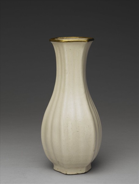 白瓷六方稜紋瓶