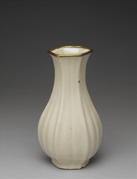 白瓷六方稜紋瓶