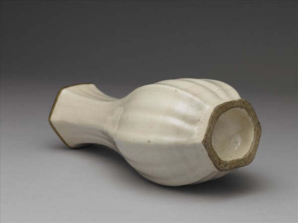 白瓷六方稜紋瓶