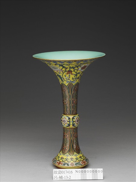 琺瑯彩黃地花卉蕉葉觚