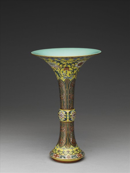 琺瑯彩黃地花卉蕉葉觚