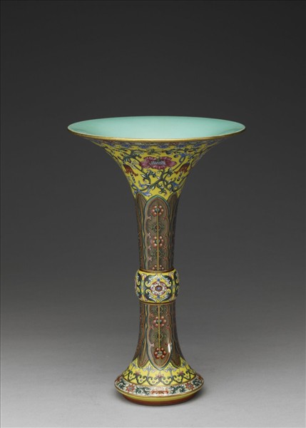 琺瑯彩黃地花卉蕉葉觚