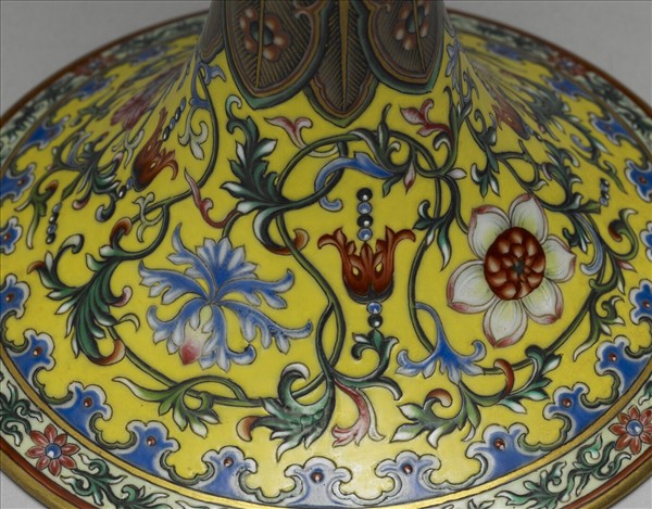 琺瑯彩黃地花卉蕉葉觚