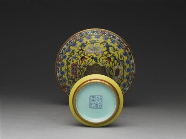 琺瑯彩黃地花卉蕉葉觚