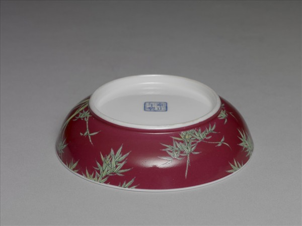 琺瑯彩瓷紅地翠竹碟