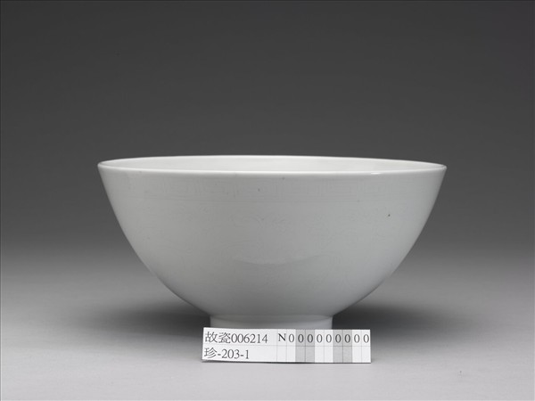 白瓷劃花花卉紋碗