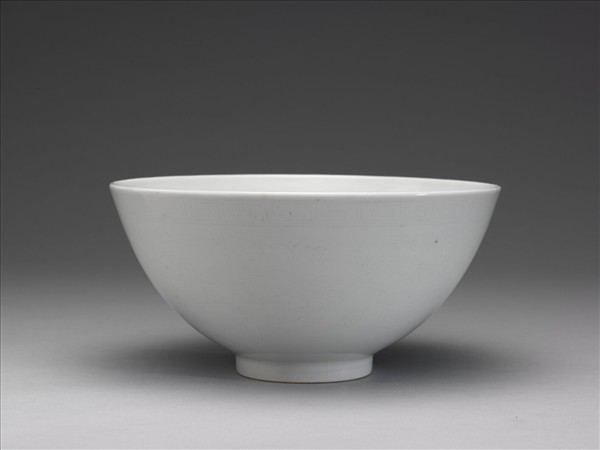 白瓷劃花花卉紋碗