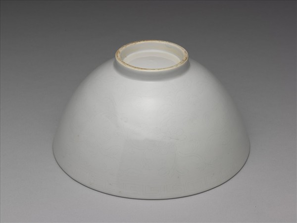 白瓷劃花花卉紋碗